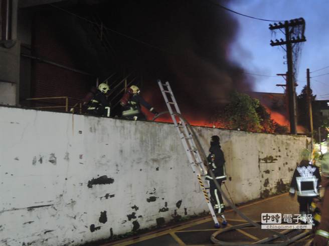 新北市一鉛筆廠今日淩晨大火 火勢延燒迅速