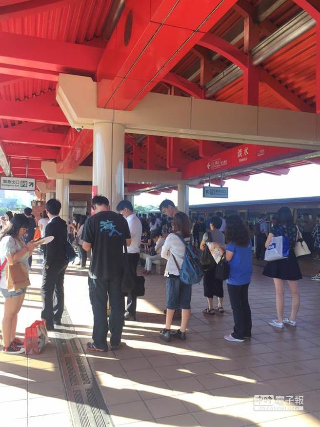 臺北捷運淡水站24日上午7點09分一名年約30歲男性旅客跳下軌道，導致捷運停駛11分鐘，淡水線班次大亂