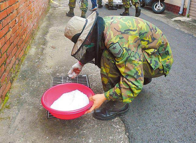 防治登革熱，臺軍于臺南排水溝全面撒鹽