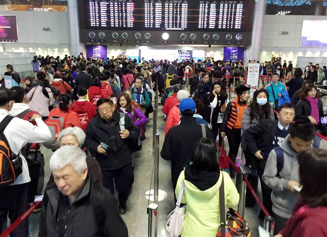 桃園機場春運搭機人潮擠爆大廳 日旅運量破13萬(圖)