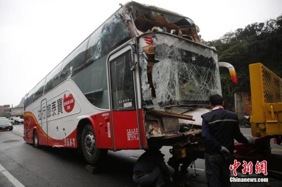 3月6日，臺灣一輛載有大陸旅遊團的遊覽車在新北市萬里區撞到民宅。據臺灣新北市消防局通報，車上23名大陸乘客和1名臺灣導遊均平安，但駕駛員失去生命跡象。圖為遊覽車被拖出事發點。<a target='_blank' href='http://www.chinanews.com/'><p  align=