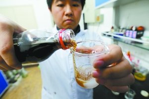 “可樂刷馬桶”靠譜 碳酸飲料10秒溶解磷酸鈣