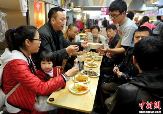 資料圖：通過自由行來到臺灣的大陸重慶遊客正在臺北士林夜市品嘗美食。中新社發 王東明 攝