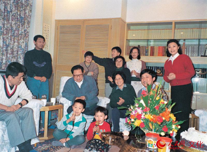 全家福。1994年12月,慶賀喬石70壽辰。 全家福。1994年12月,慶賀喬石70壽辰。