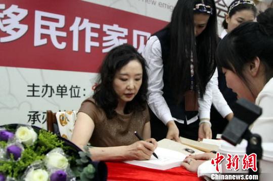 嚴歌苓張翎陳瑞琳聚南昌分享創作歷程寫作靈感 嚴歌苓張翎陳瑞琳聚南昌分享創作歷程寫作靈感