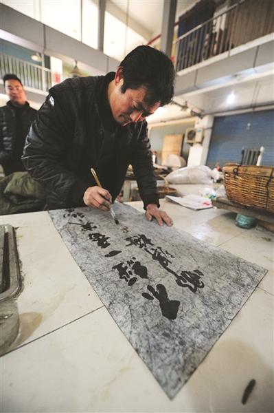 “賣菜哥”爆紅網路 業餘時間寫作寫書法 “賣菜哥”爆紅網路 業餘時間寫作寫書法