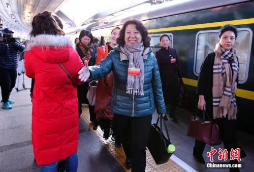 3月2日清晨，出席十二屆全國人大五次會議的黑龍江代表團乘火車抵達北京，成為首批抵京的京外代表。 中新社記者 劉震 攝