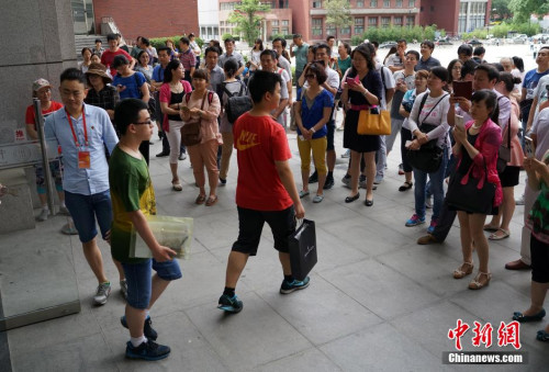 　　資料圖：2015年6月13日，考生走出中國人民大學自主招生考試考場。中新社發 侯宇 攝