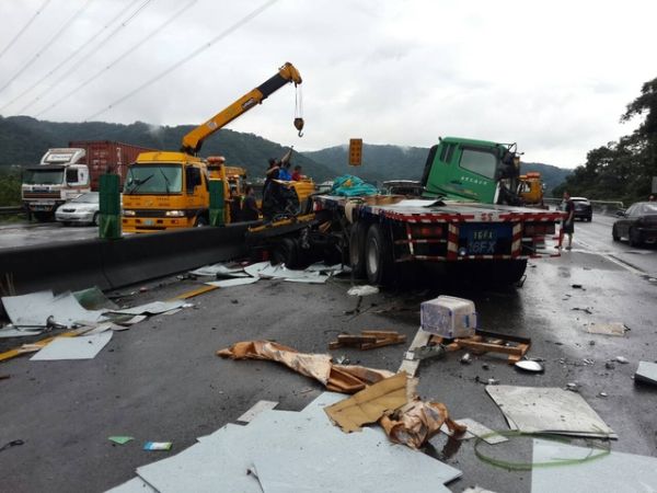 竹苗地區一天內發生三起重大車禍，其中公路就發生兩起車禍，造成一死兩傷