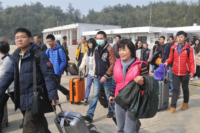 臺灣民眾歸心似箭，搭乘軍機返鄉過年