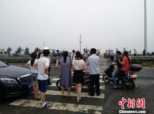 鹽城遭遇特大暴雨龍捲風12級旋風襲擊“踏平”城鎮