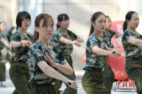 軍訓設女子匕首連 129位女神握15釐米長匕首秒變女漢子