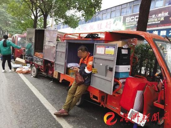 11月21日，蘆淞市場，一位快遞員在等待客戶接收包裹（圖文無關）（記者謝慧攝）