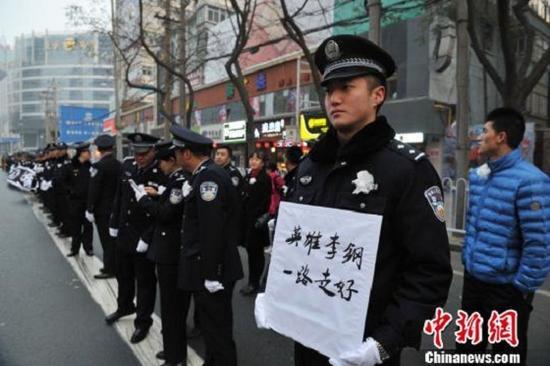 蘭州警察遭汽車衝撞犧牲 民眾夾道送別