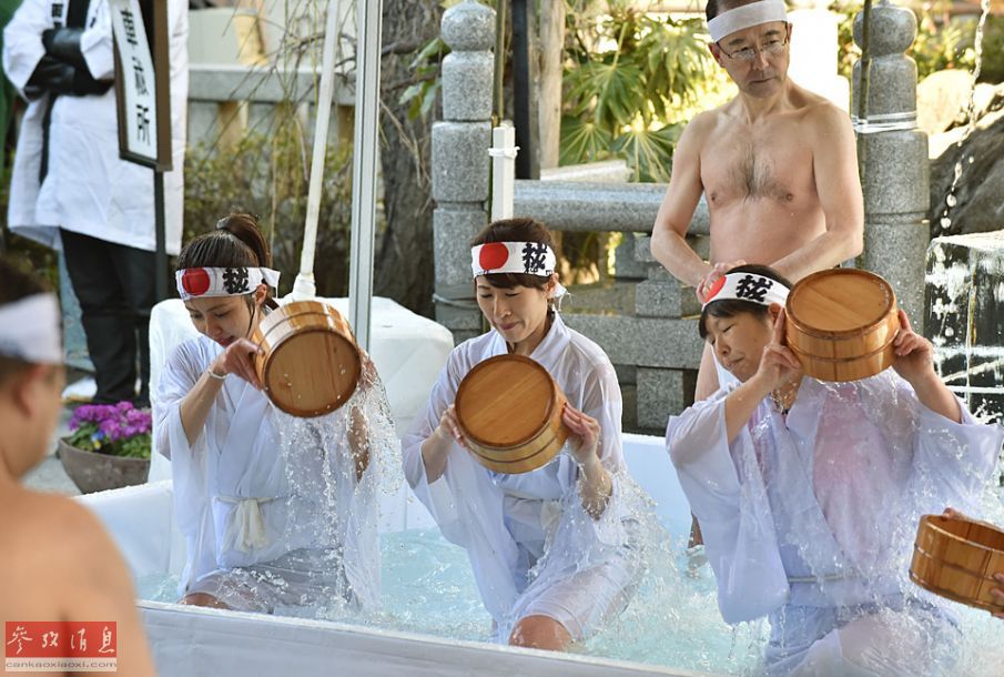 日本男女進行冰水浴 祈求新年好運