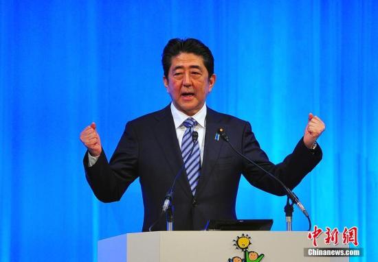 日本自民黨第84屆大會3月5日在東京舉行，正式決定將其黨章中原先規定的“最多2屆6年”的總裁任期，改為“最多3屆9年”。藉此，現任日本首相安倍晉三，得以在明年秋季其任期屆滿後，連續第三次參選自民黨總裁，從而打開其孜孜以求的長期執政之門。 <a target='_blank' href='http://www.chinanews.com/'><p  align=