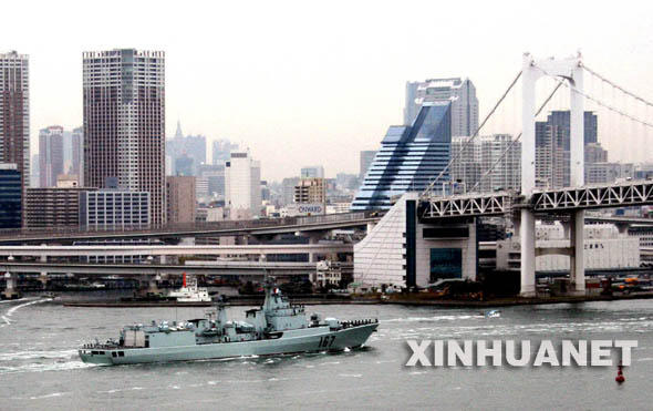 11月28日，中國人民解放軍海軍“深圳”號導彈驅逐艦駛入日本東京灣。當地時間28日上午9時30分，“深圳”號導彈驅逐艦抵達東京，開始對日本進行首次為期4天的友好訪問。 新華社記者錢錚攝