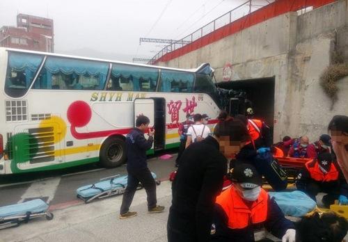 一輛滿載陸客的遊覽車自撞高雄市河西路橋墩。來源：臺灣“中央社”(高雄市消防局提供)