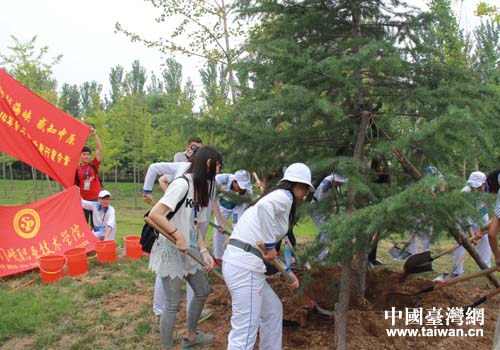 兩岸大學生共植“同心樹”