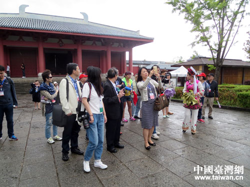 兩岸三地媒體團來到崇聖寺三塔進行採訪報道活動