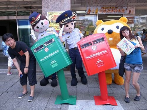 警察“歪腰郵筒”旁扮人偶宣傳模樣萌翻民眾（圖）