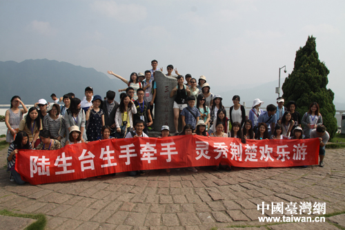 鄂臺兩岸大學生參觀三峽大壩 感嘆其雄偉壯麗