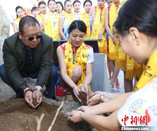 海峽兩岸形象大使河南洛陽採集聖土將赴臺播撒