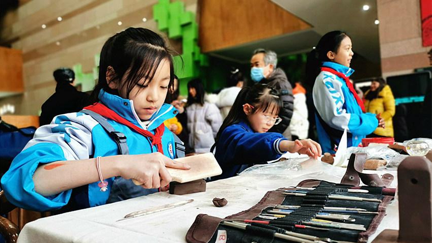 西寧市城中區：小學生陶印作品展亮相