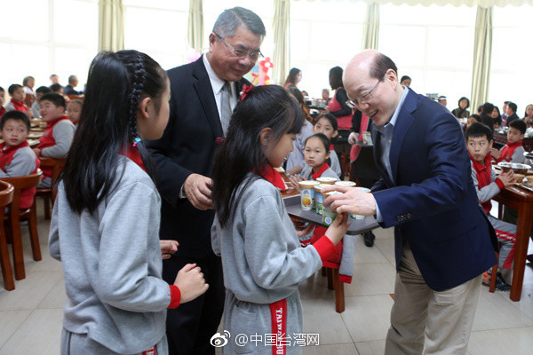 劉結一看望慰問東莞臺商子弟學校師生和家長代表