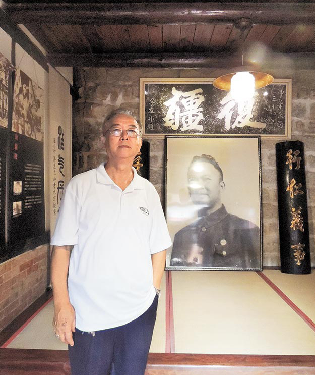 李友邦之子李力群，右照為李友邦，此景為李友邦書房