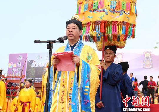 首屆海峽兩岸南宗道教奉祭三清道祖大典暨玉蟾宮落成開光十週年大慶21日舉行,圖為中國道教協會副會長、海南省道教協會會長陸文榮致歡迎詞辭。　吳天軍 攝