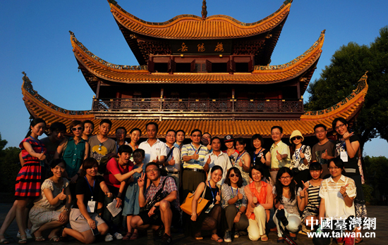 7月30日傍晚，兩岸媒體也一同登上了岳陽樓，在夕陽的映襯下，懷古憶今，飽覽洞庭湖光山色。