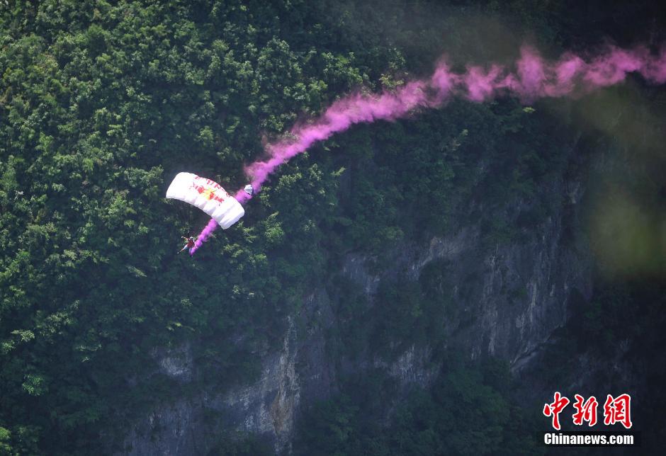 世界最長懸挑玻璃廊橋開放 美女模特穿古裝“雲端漫步”