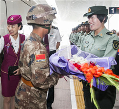 天安門參閱官兵乘專列回營 女兵捧花接站