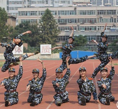 山師舞蹈係女生軍訓秀“腿功”