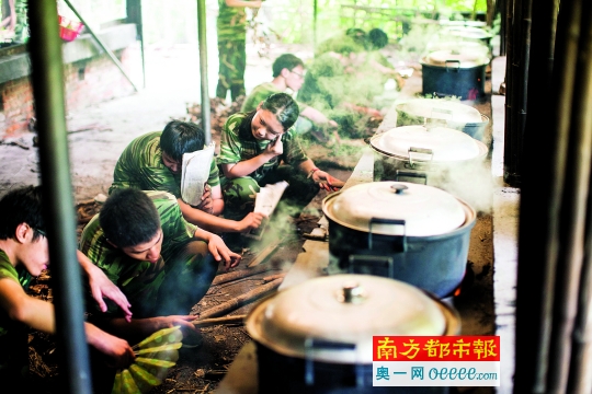 順德羅定邦中學的926名高二生體驗劈柴做飯