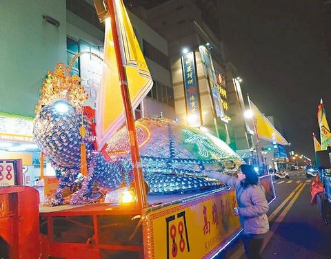 18噸“大龜王”巡遊高雄市區祈福上千人爭相觀看