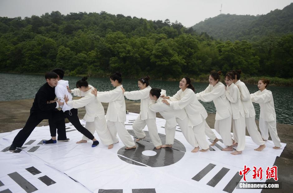 長沙上演水上太極拳