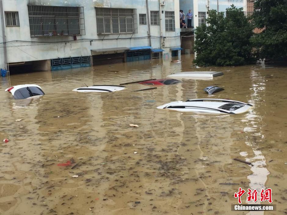 湖南道縣遭龍捲風和暴雨襲擊 汽車被沒頂