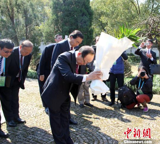 蔣孝嚴攜全家回浙江奉化祭祖 在祖母墓前拍照留念（圖）