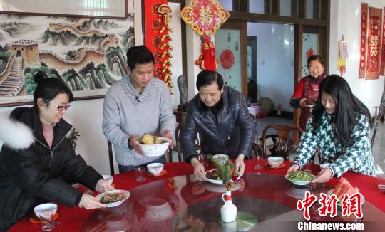 “兩岸一家親”年夜飯浙江太湖邊小村莊飄香