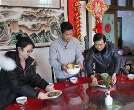 “兩岸一家親”年夜飯浙江太湖邊小村莊飄香