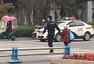 四川22歲警察牽80歲老婆婆過街 上萬人讚“最暖牽手”