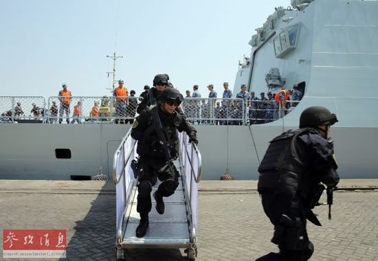 臨沂艦靠岸葉門亞丁港後，海軍陸戰隊隊員迅速跑下舷梯，在劃定區域警戒。