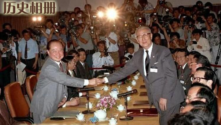 1993年4月27日，汪辜會談在新加坡正式舉行。海協會會長汪道涵和海基會董事長辜振甫就兩岸經濟合作、科技文化交流、海協與海基會的會務等問題交換了意見。