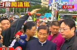 張安樂現身抗議現場 嗆學生佔“立法院“是土匪