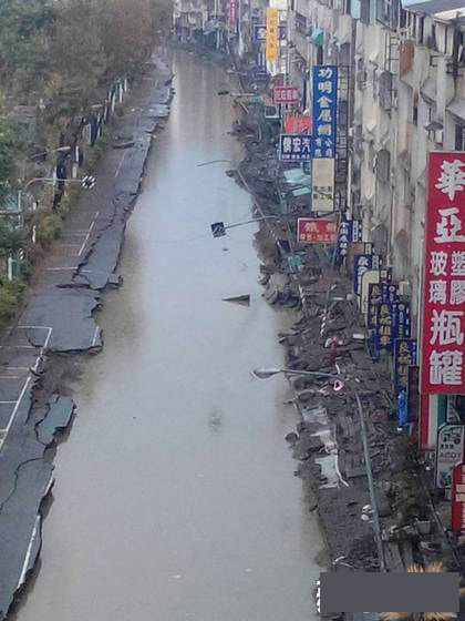 高雄氣爆災區受大雨侵襲，道路淹成小河