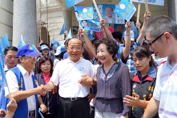 胡志強攜妻子邵曉鈴前往登記