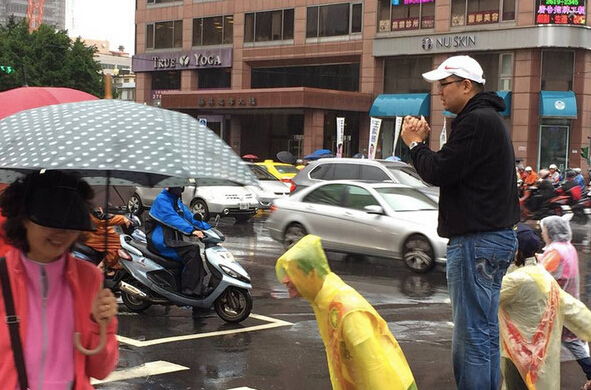 連勝文上午到市府轉運站冒雨拜票。（臺媒圖）