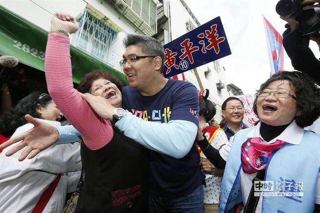 丁守中陪連勝文市場拜票 獲選民熱情擁抱（多圖）